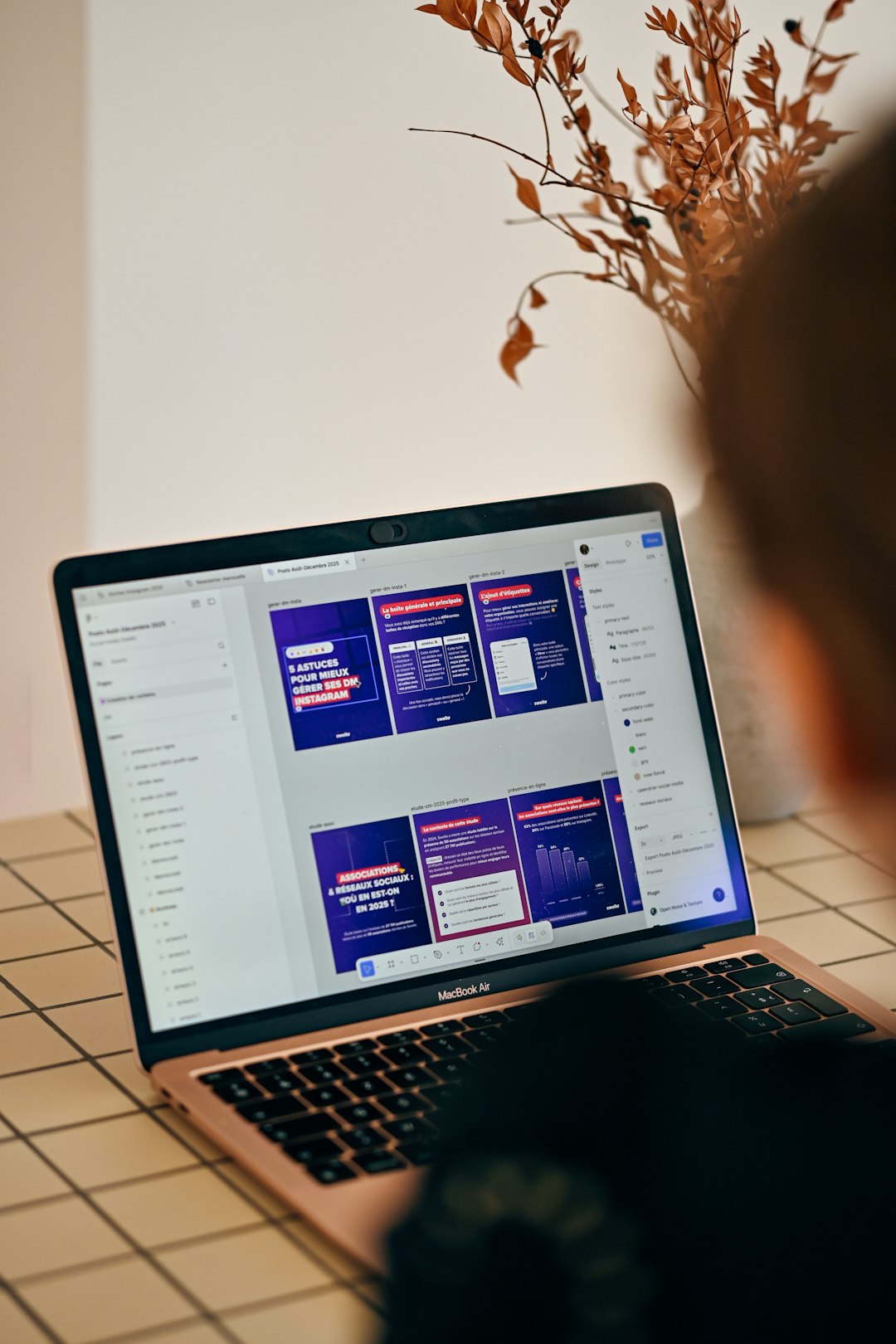 person-looking-at-a-laptop-screen-with-presentation-slides-j4leerskc-0